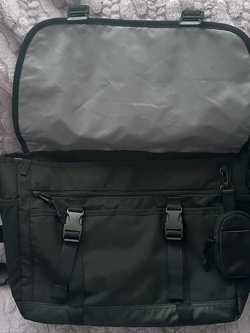 NEW BALANCE | Athletics Messenger Bag